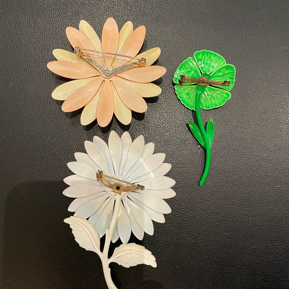 Vintage mid-century metal flower brooches - Picture 3 of 8